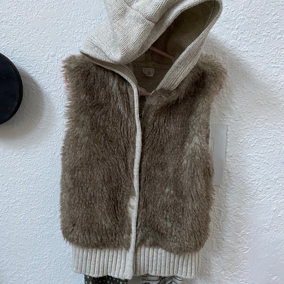 Bundle Outfit Gap Furry vest and Lularoe leggings - Picture 5 of 8